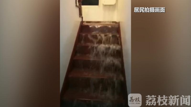 小区■暴雨来袭，记者亲身测试淹水小区，积水最深达1米多！