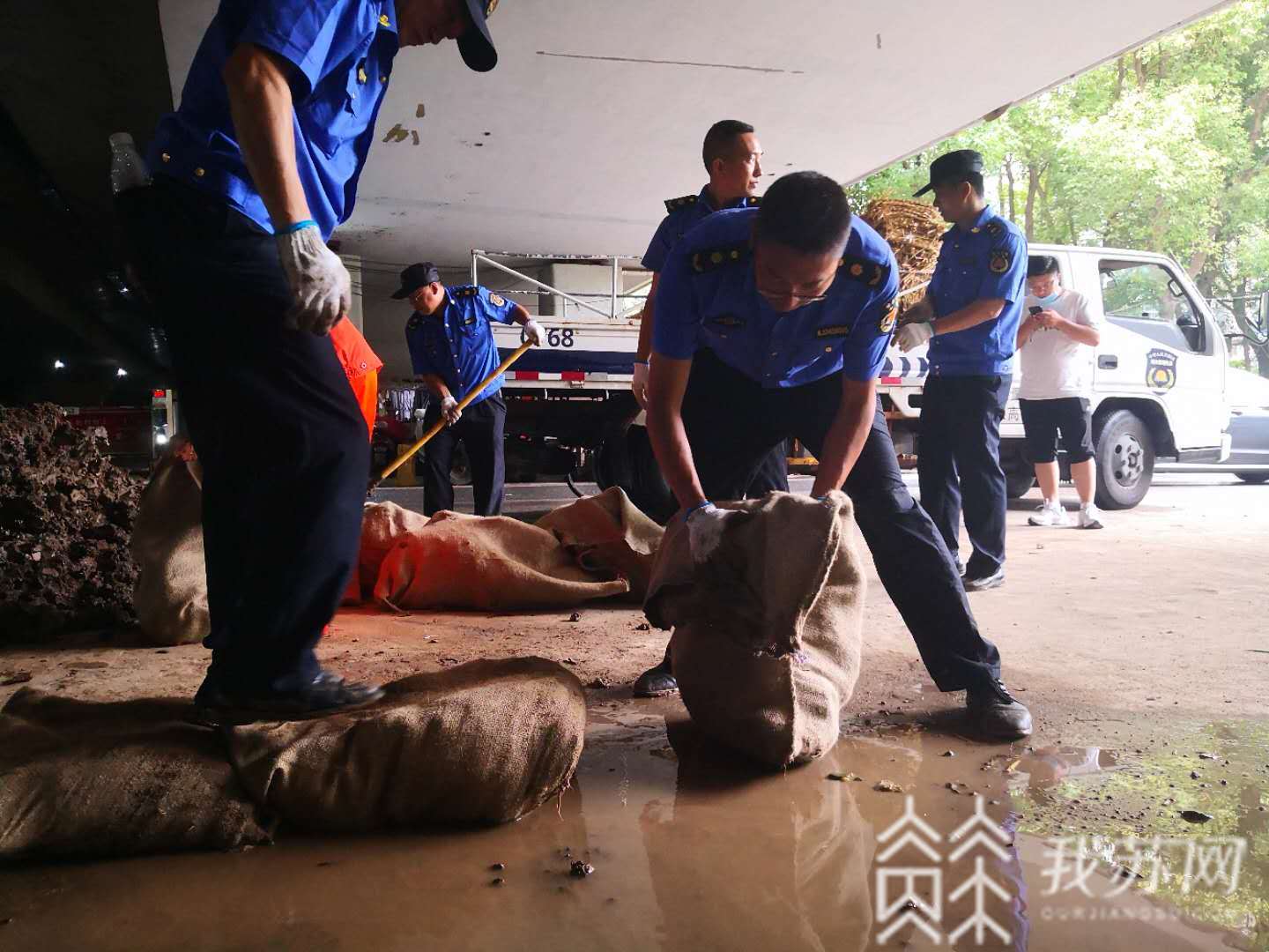 城管■南京溧水、鼓楼等地出现险情，城管第一时间赶赴抢险