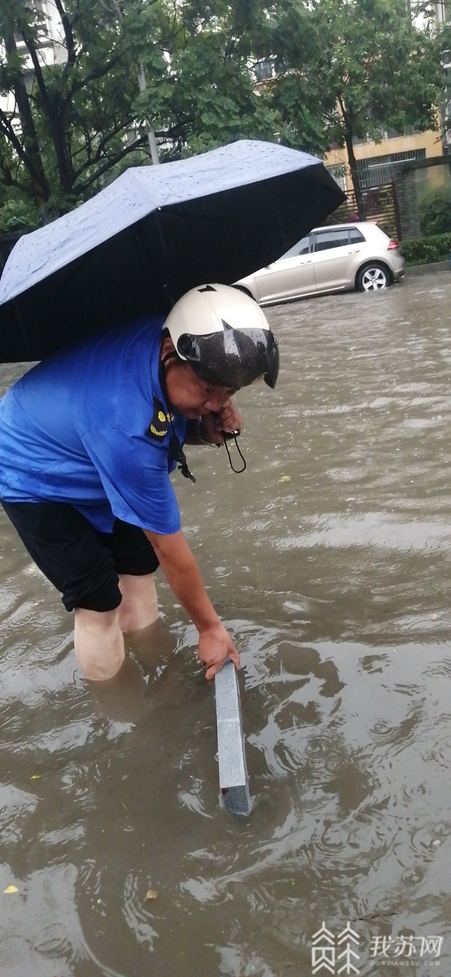 考生■大雨也浇不灭心中火热，为了高考考生城管遇水搭桥