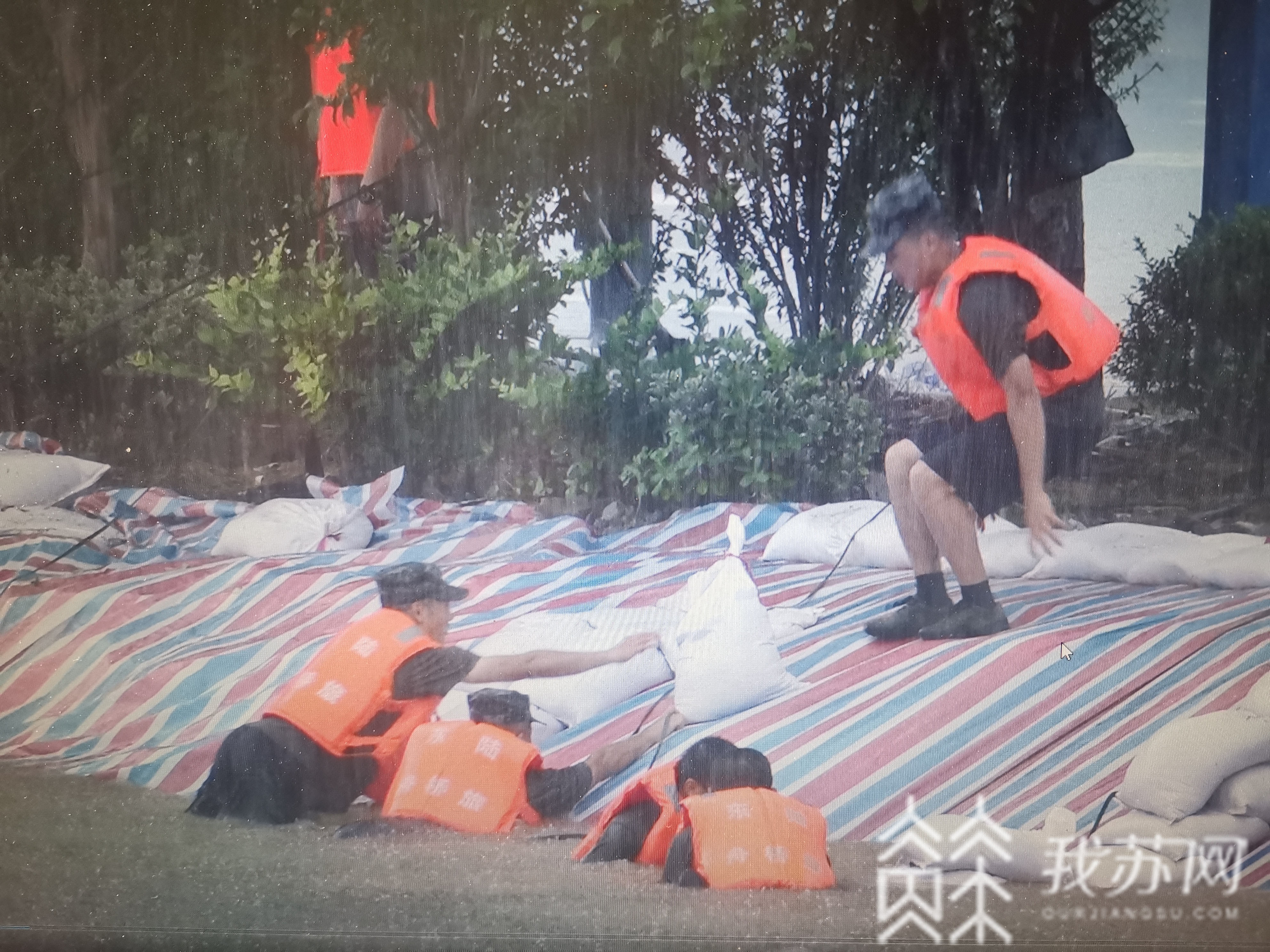 南康■记者直击：江西庐山市南康堤接连两日出现坍塌险情