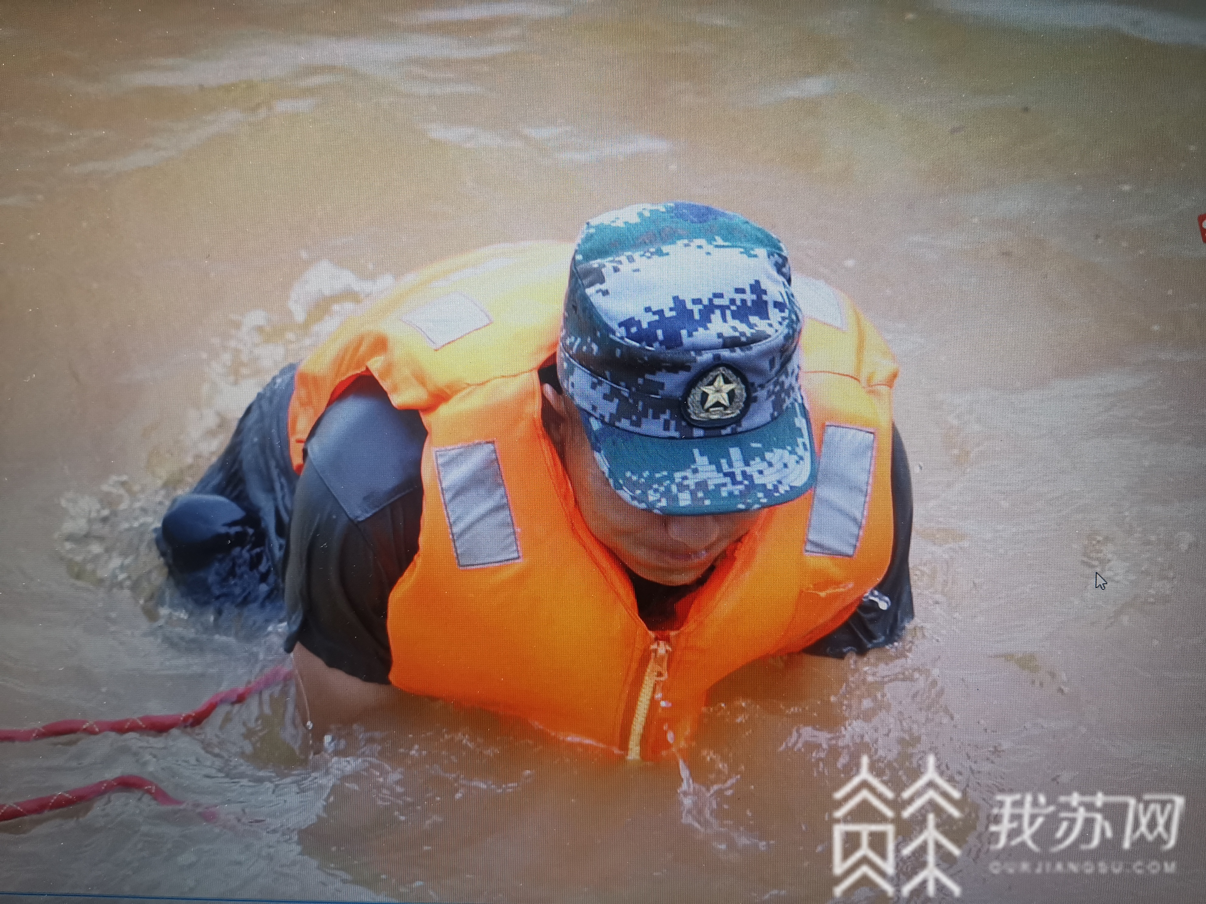 南康■记者直击：江西庐山市南康堤接连两日出现坍塌险情