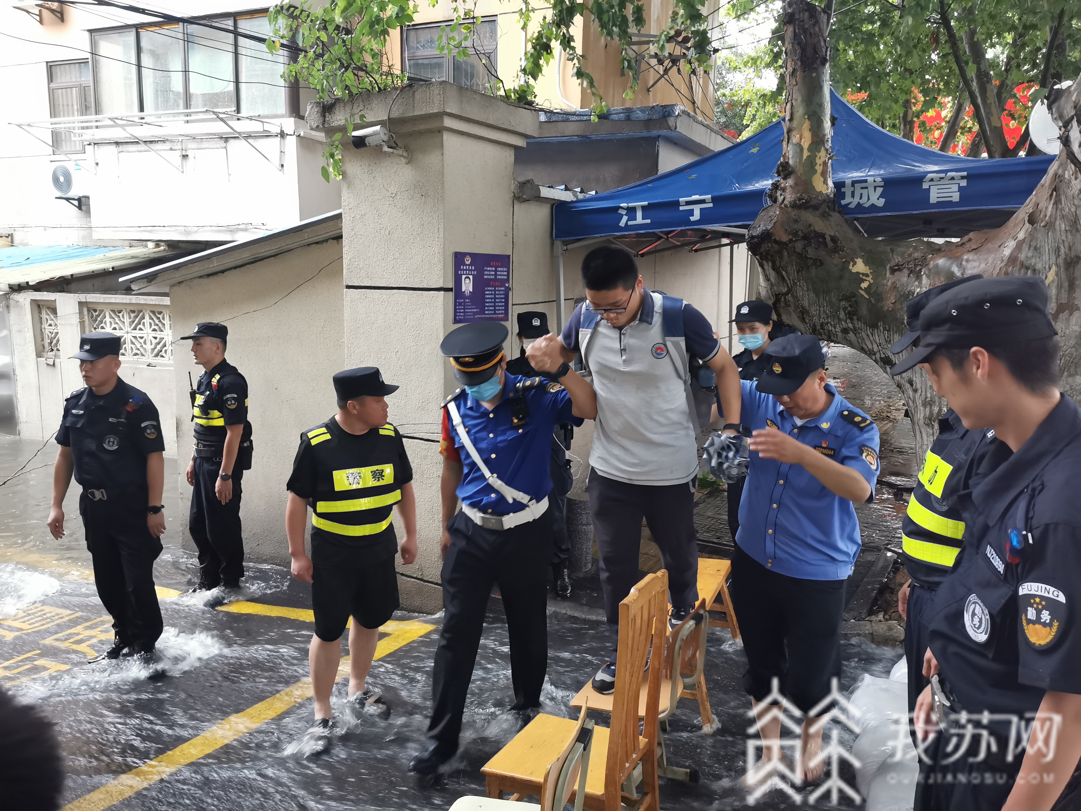 考生■大雨也浇不灭心中火热，为了高考考生城管遇水搭桥
