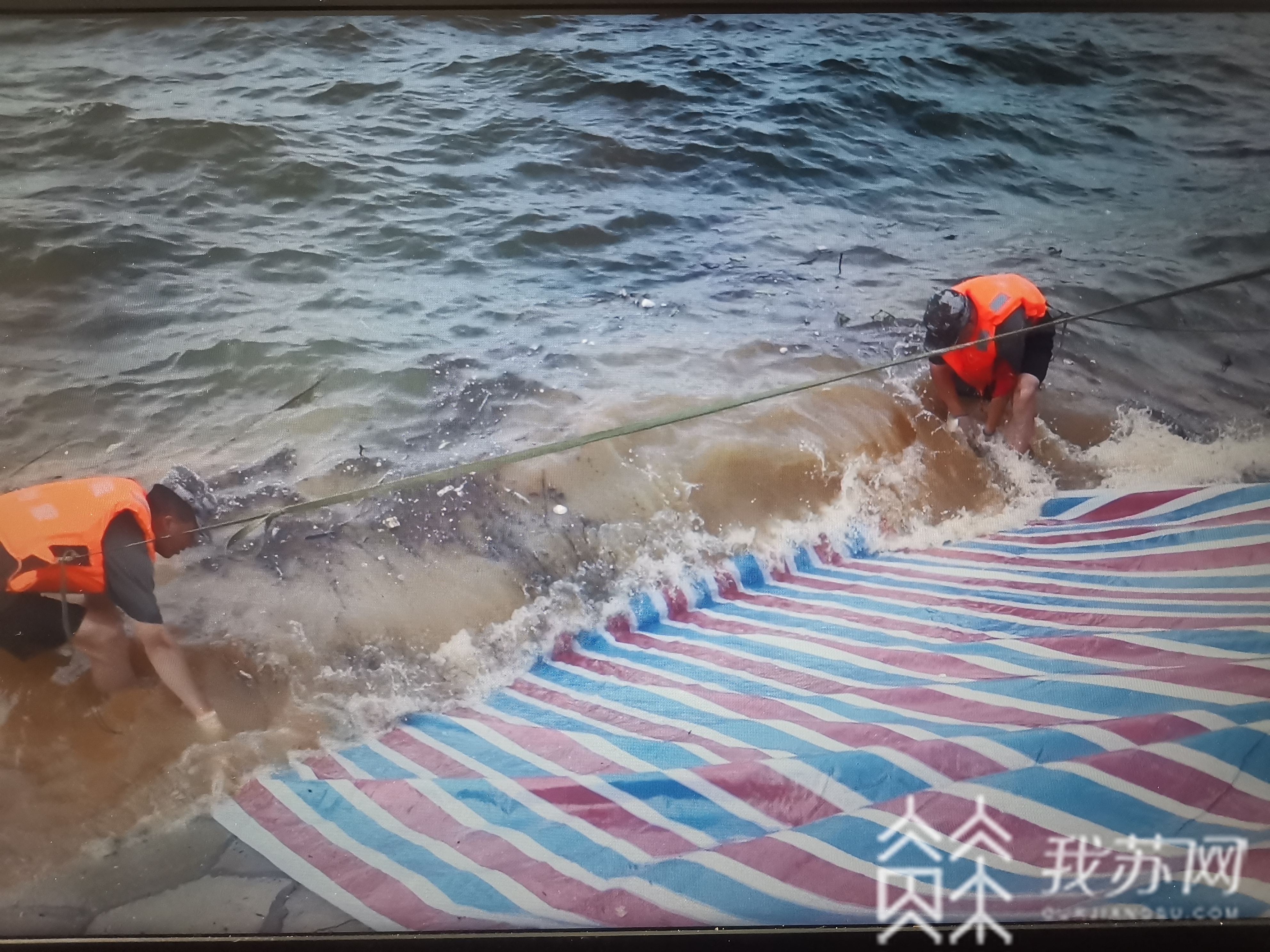 南康■记者直击：江西庐山市南康堤接连两日出现坍塌险情