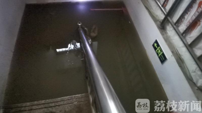小区■暴雨来袭，记者亲身测试淹水小区，积水最深达1米多！