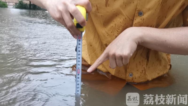 小区■暴雨来袭，记者亲身测试淹水小区，积水最深达1米多！