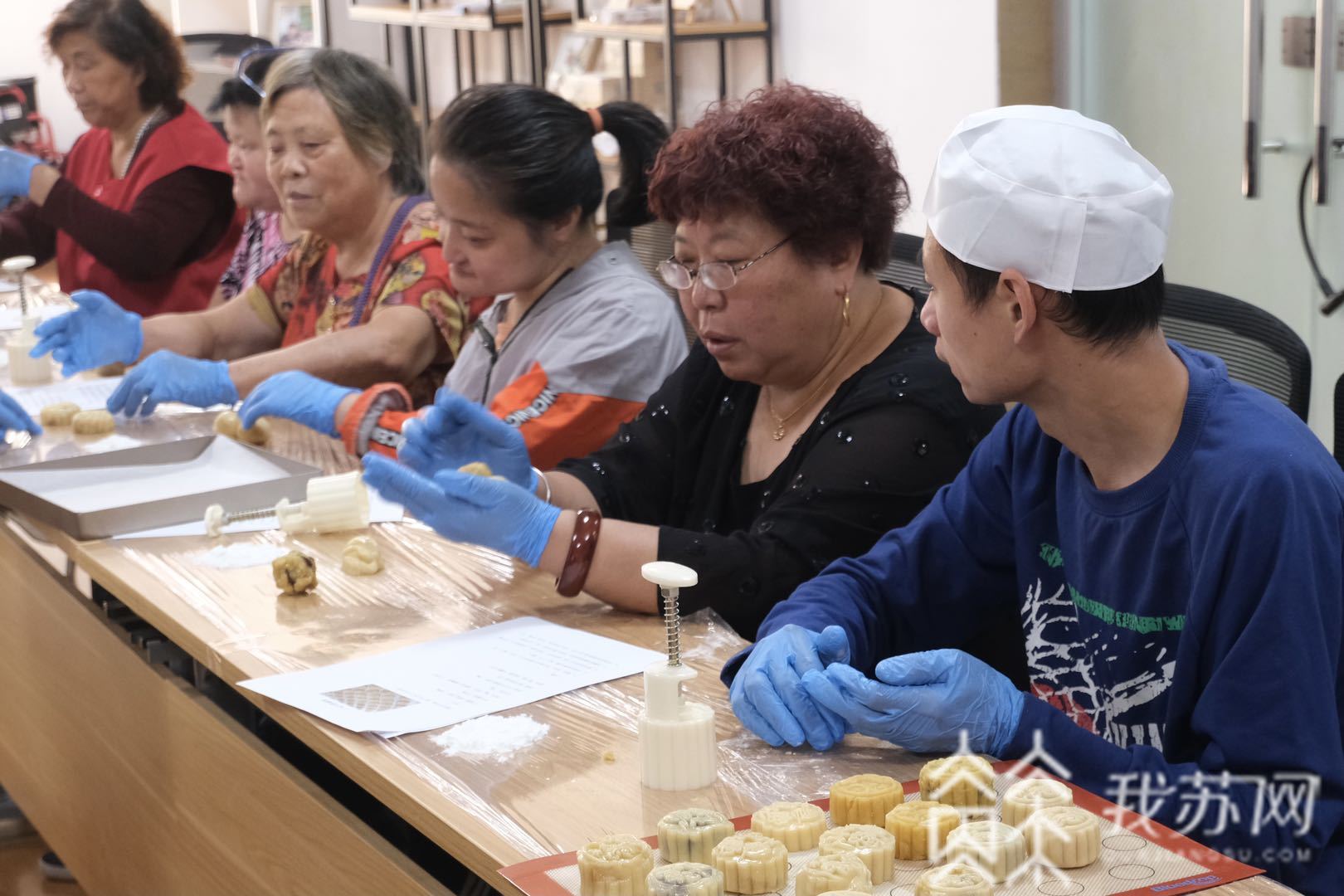 月饼■暖心！助残公益在行动，中秋前教他们手工做月饼