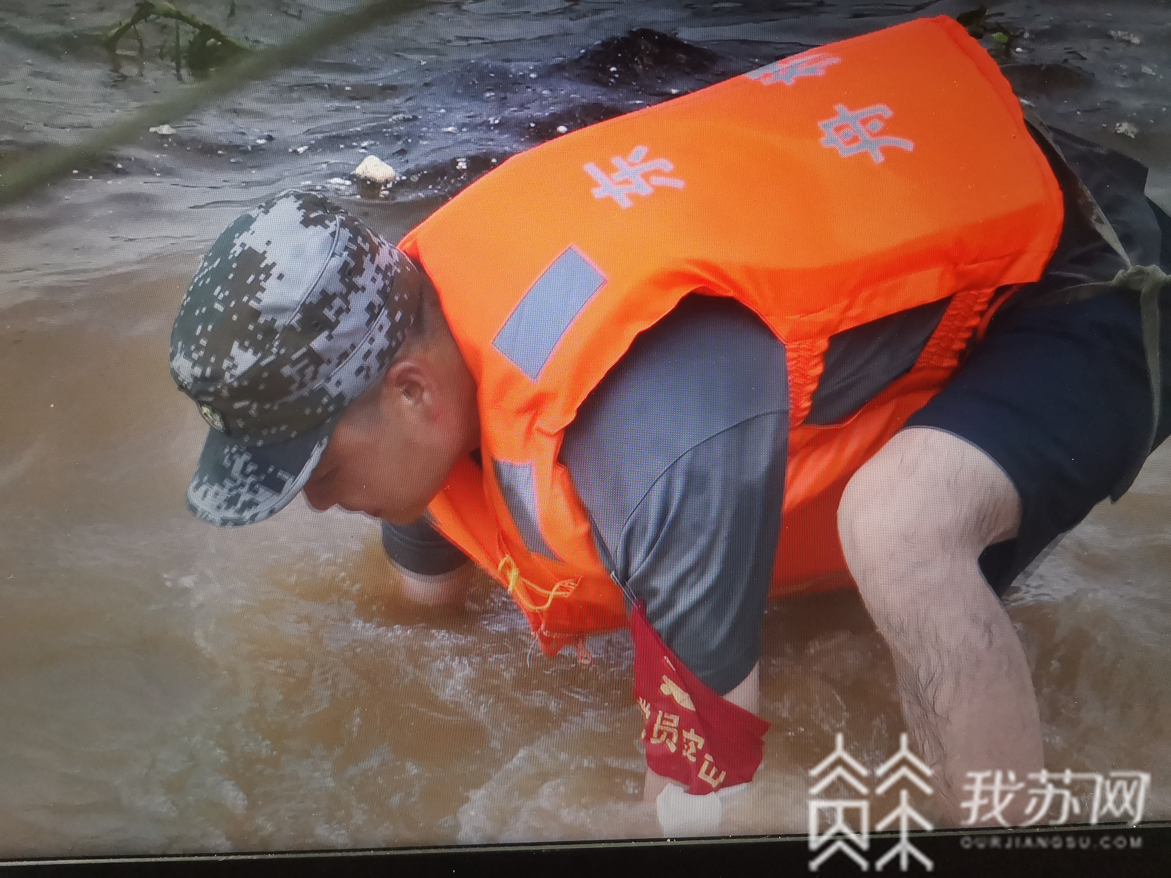 南康■记者直击：江西庐山市南康堤接连两日出现坍塌险情