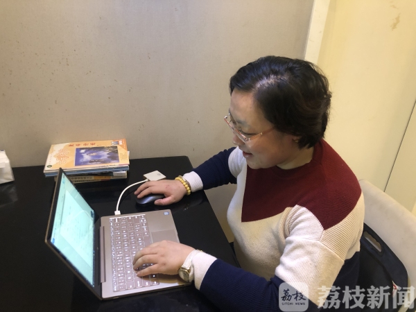 和病毒战斗的日子，她带领全班小学生写下“童心诗集”