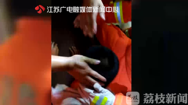 男孩来足疗店玩  一不小心头卡按摩床洞