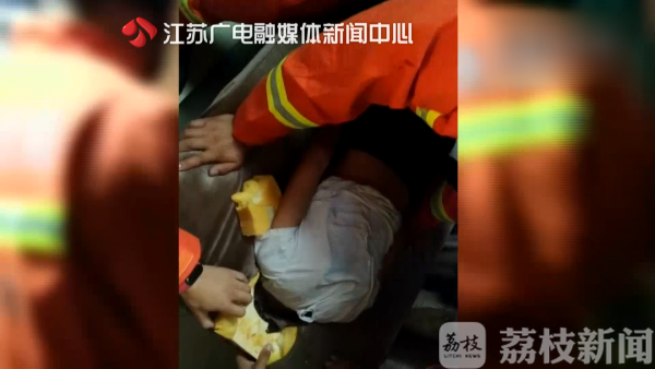 男孩来足疗店玩  一不小心头卡按摩床洞