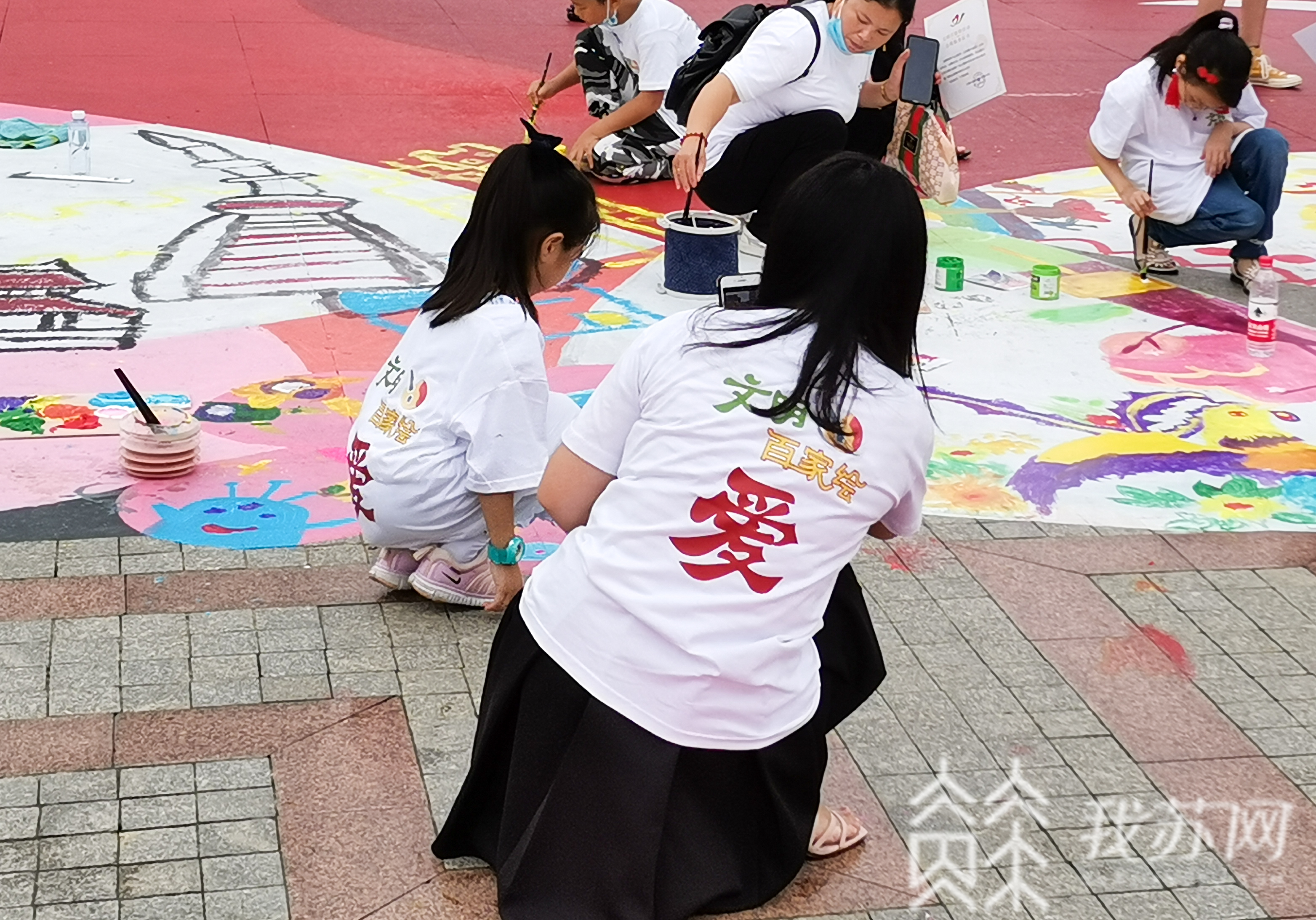 『广场』亲子协作在无锡大地上绘出文明最美的模样 全家出动