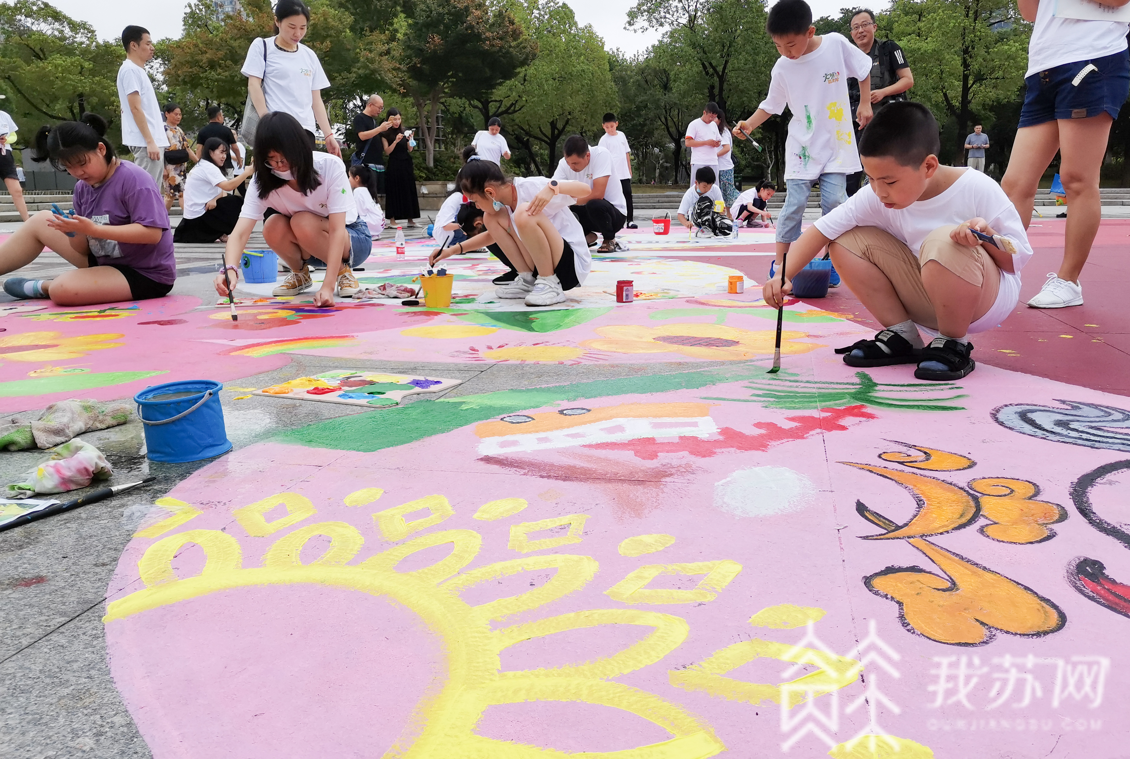 『广场』亲子协作在无锡大地上绘出文明最美的模样 全家出动