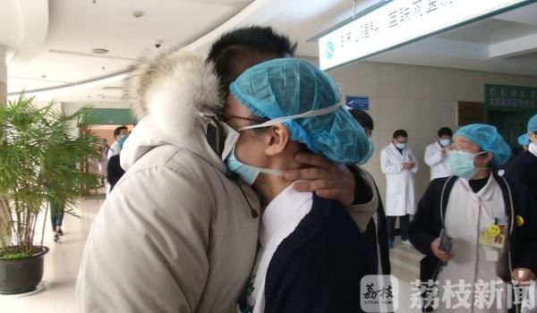 战疫“夫妻档”｜领证第二天 丈夫就驰援武汉