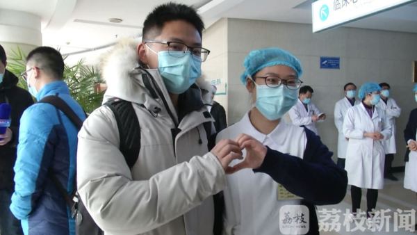 战疫“夫妻档”｜领证第二天 丈夫就驰援武汉