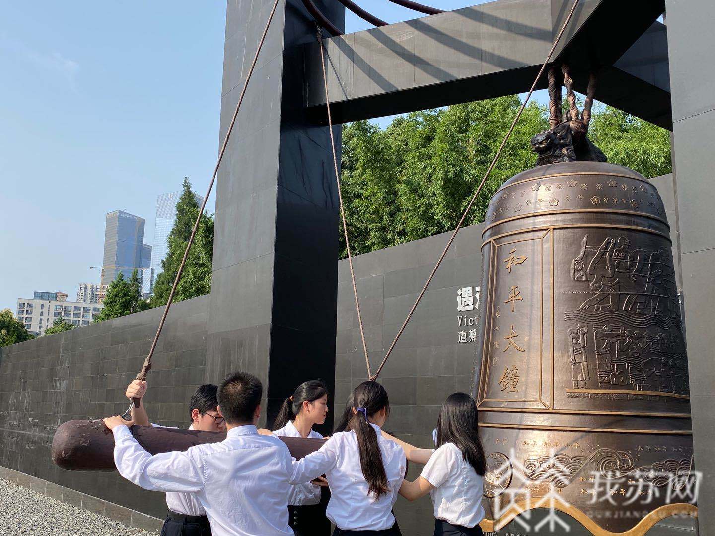 和平■撞钟、参观史实展……南京这群毕业生将成为“和平的种子”