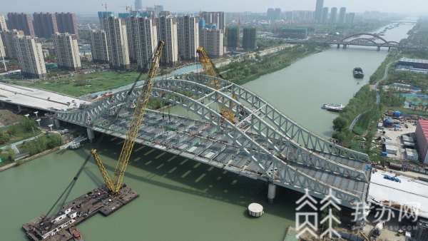 扬州万福快速路跨京杭大运河桥桥面合龙