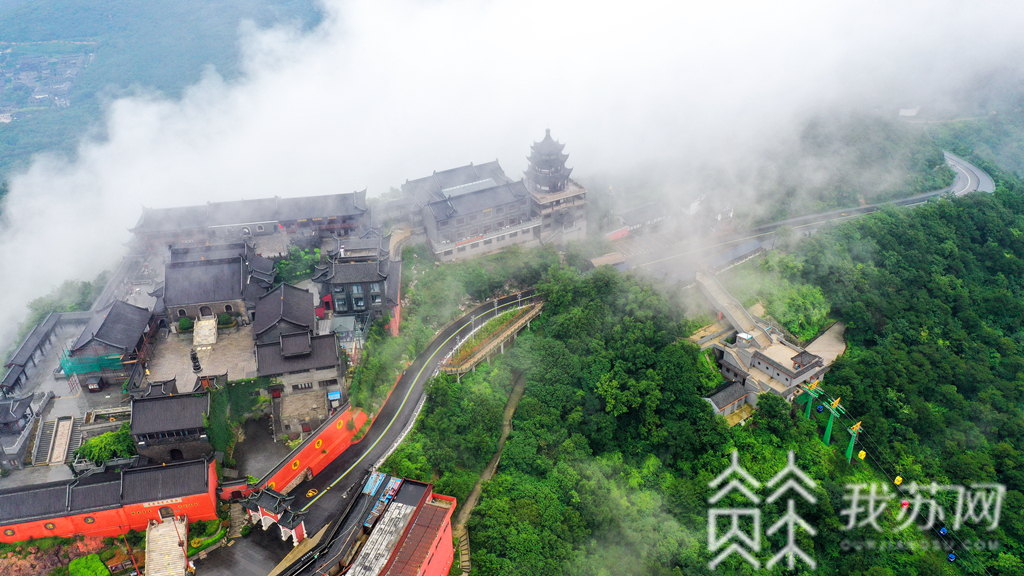 「」今晨茅山别样美 雨停雾起彩虹现