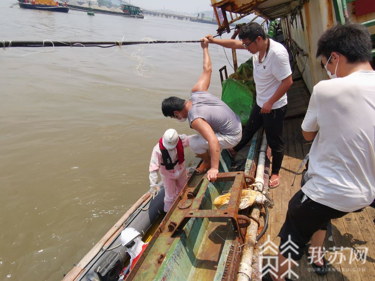【救助】成功救助11名遇险船员 一艘远洋渔船闽江水域触礁搁浅