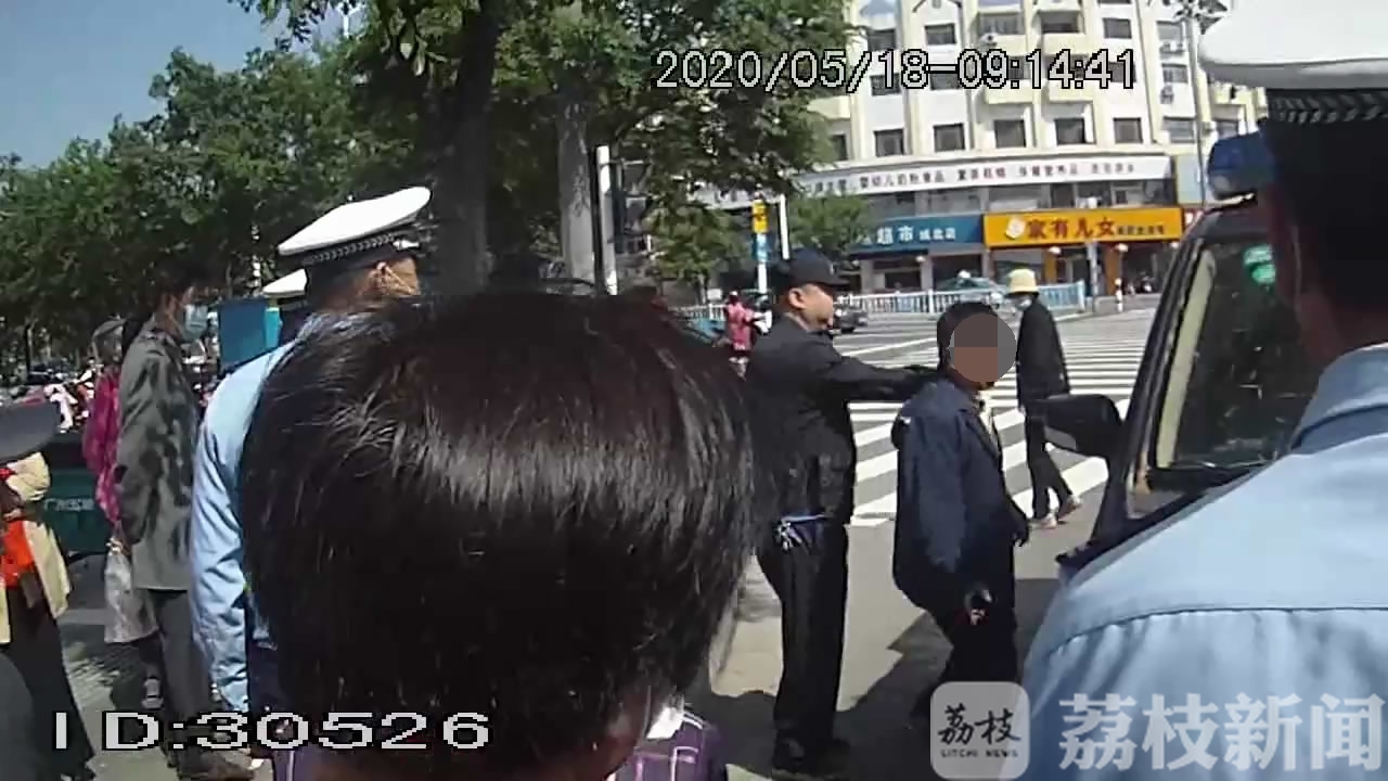 民警■老人逆向行驶不听劝导还咬伤民警被拘留