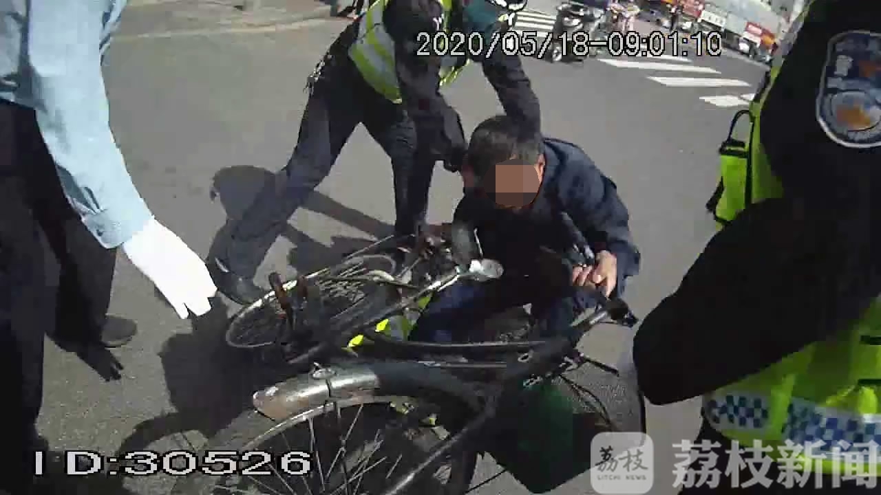 民警■老人逆向行驶不听劝导还咬伤民警被拘留