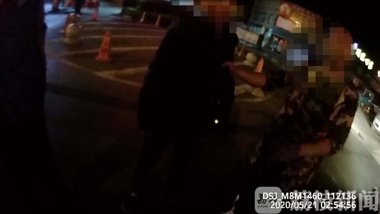 [小偷]深夜街头上演“追逐大戏” 市民勇抓小偷