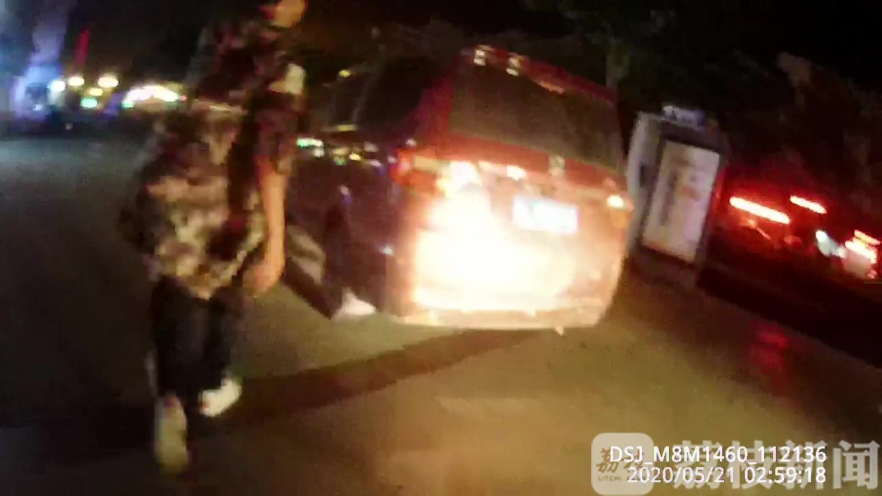 [小偷]深夜街头上演“追逐大戏” 市民勇抓小偷