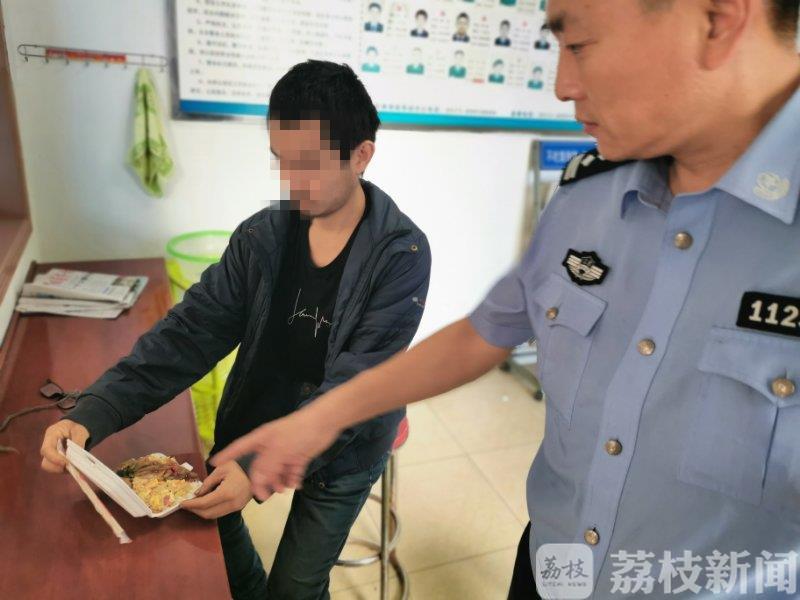 小张■镇江版“鲁滨逊漂流记”？男子大禹山里流浪半月吃野菜为生