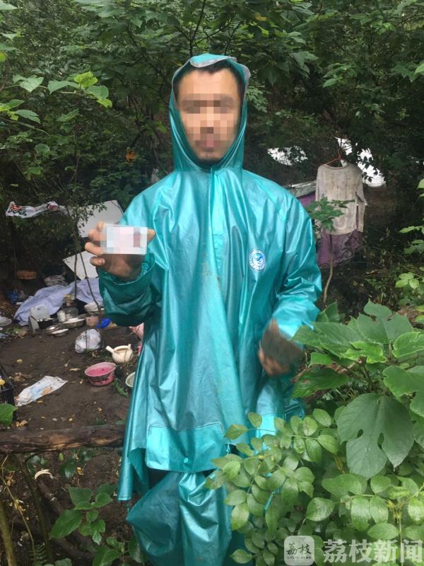 小张■镇江版“鲁滨逊漂流记”？男子大禹山里流浪半月吃野菜为生
