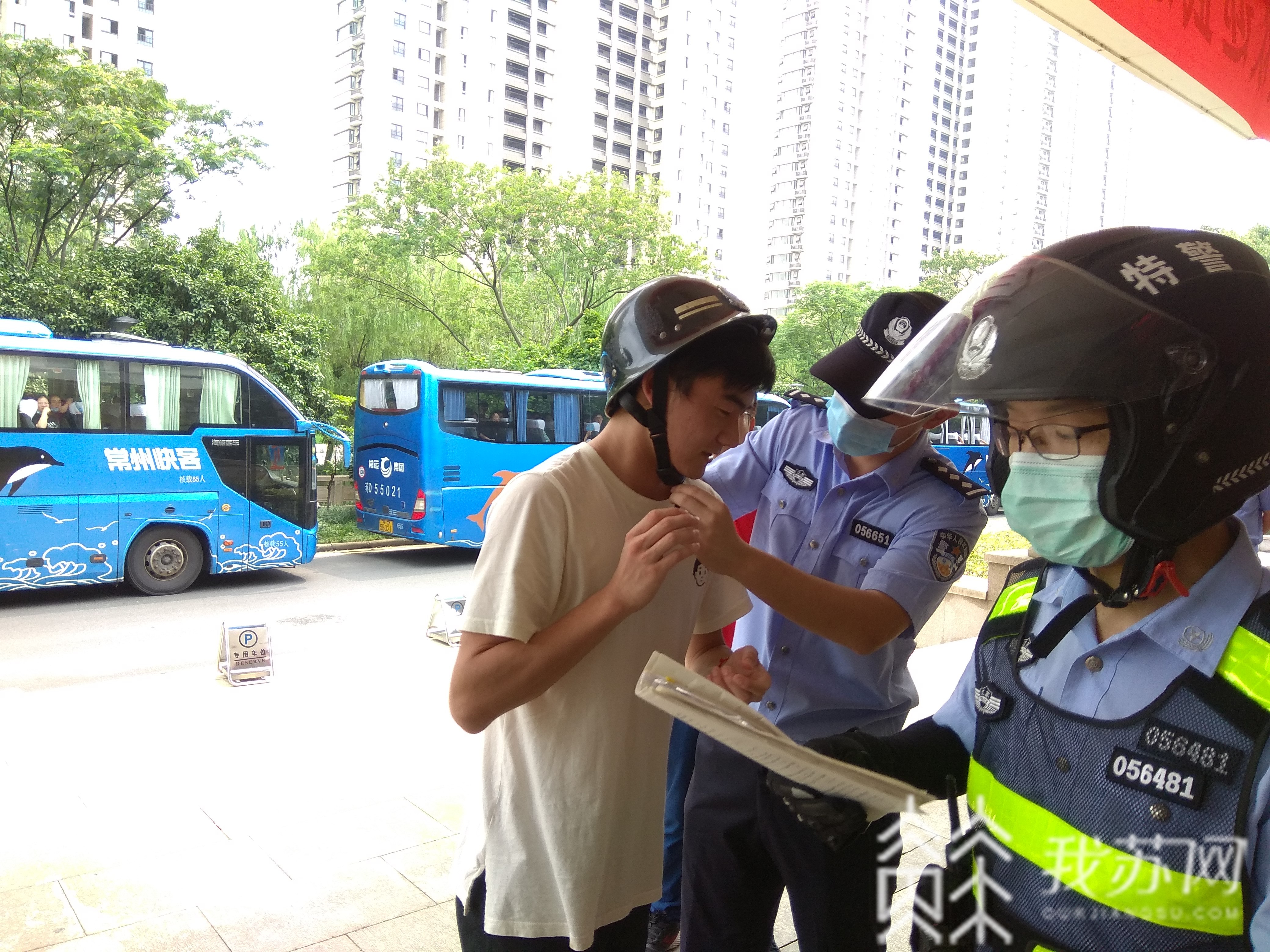 「」那些“花式”又暖心的高考出行方式 考生定了这样一辆“高考专车”