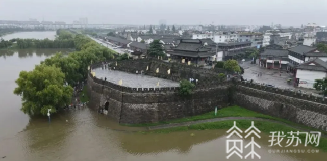 寿县■奋战30多小时！救援队携手民众共保寿县堤坝安全