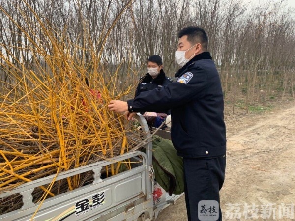 "疫情生产都要抓好,不扎堆,2月23日汤洋洋在田间宣传时,村民