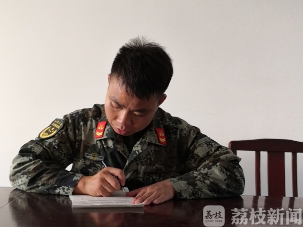 写家书、 下象棋、 打篮球……兵哥哥们用这样的方式过中秋