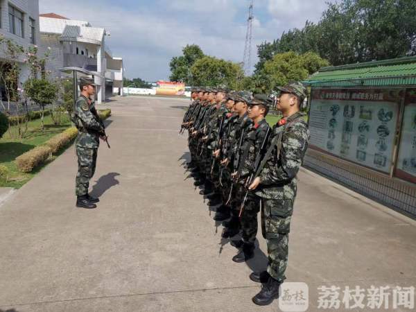 写家书、 下象棋、 打篮球……兵哥哥们用这样的方式过中秋