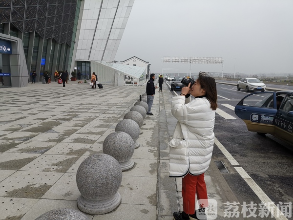 盐城高铁站成“网红地标” 吸引众多市民打卡留影