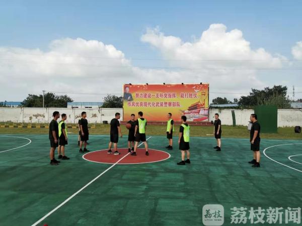 写家书、 下象棋、 打篮球……兵哥哥们用这样的方式过中秋