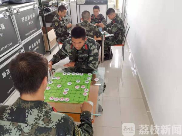 写家书、 下象棋、 打篮球……兵哥哥们用这样的方式过中秋