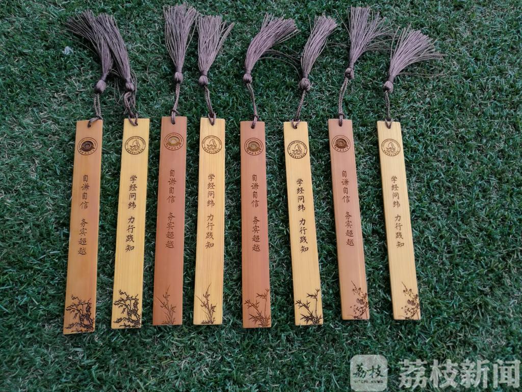 毕业生■盲盒、镜子、戒指……来看江苏高校送出的花式毕业礼物！