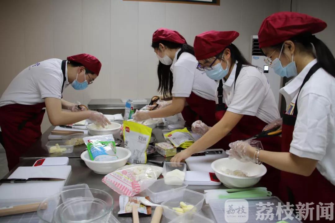 课堂■学下厨、练缝补，医学生的课堂还可以这样......