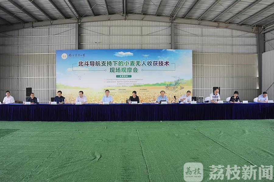 小麦■助力夏粮丰收 南农大小麦无人收获技术智能“吞”麦“吐”粒