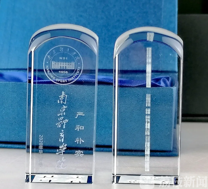 毕业：这样的专属毕业礼物很暖心 为毕业生定制戒指、印章