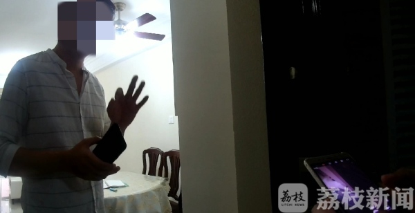 “马大哈”误拿别人手机，民警带着去“自首”