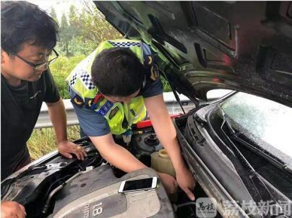 国庆我在岗|高速路上车抛锚 交通执法员再当“修理工”