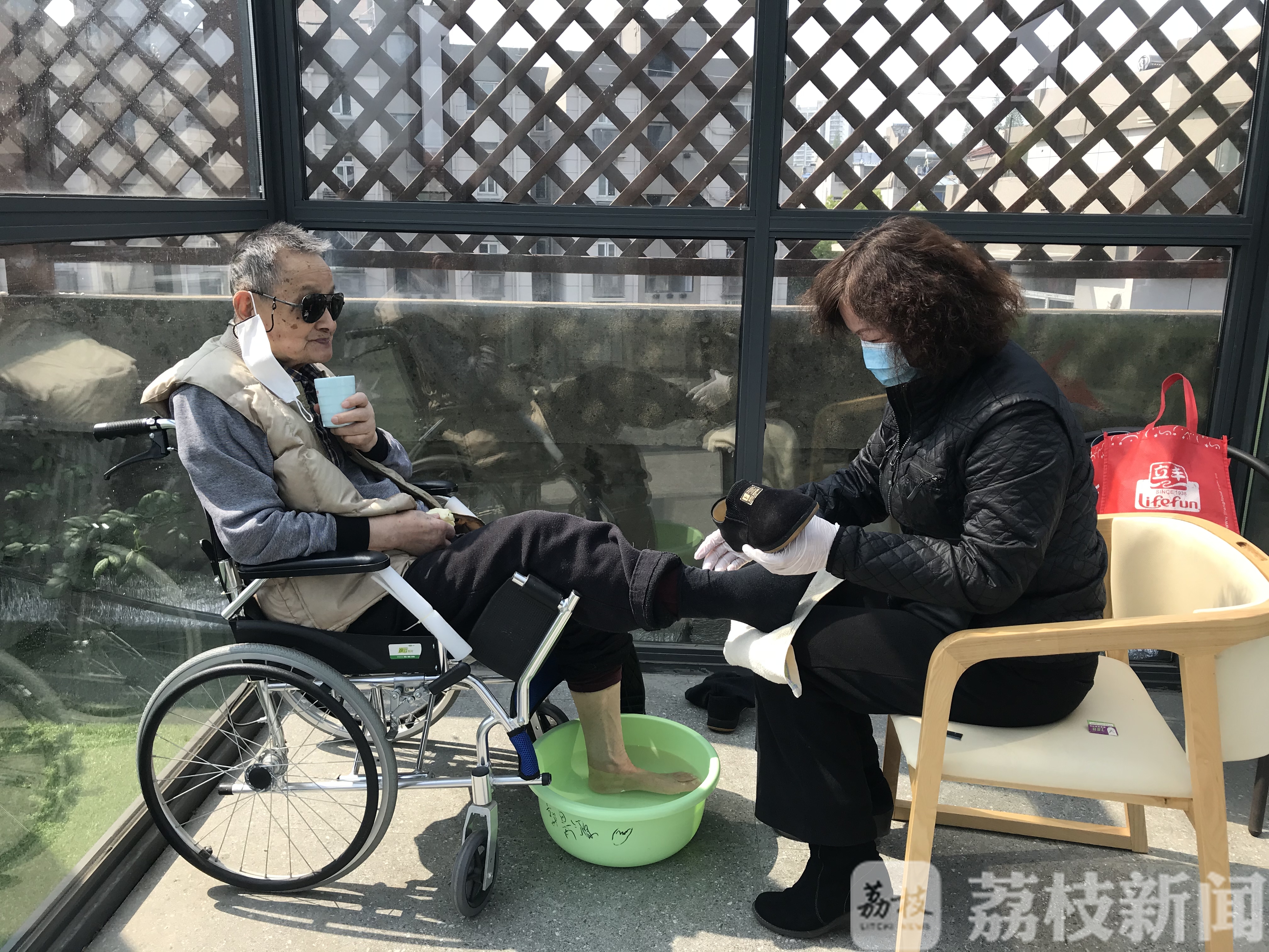 探视■“久别重逢，有点小激动！”江苏2400多家养老机构可预约探视了