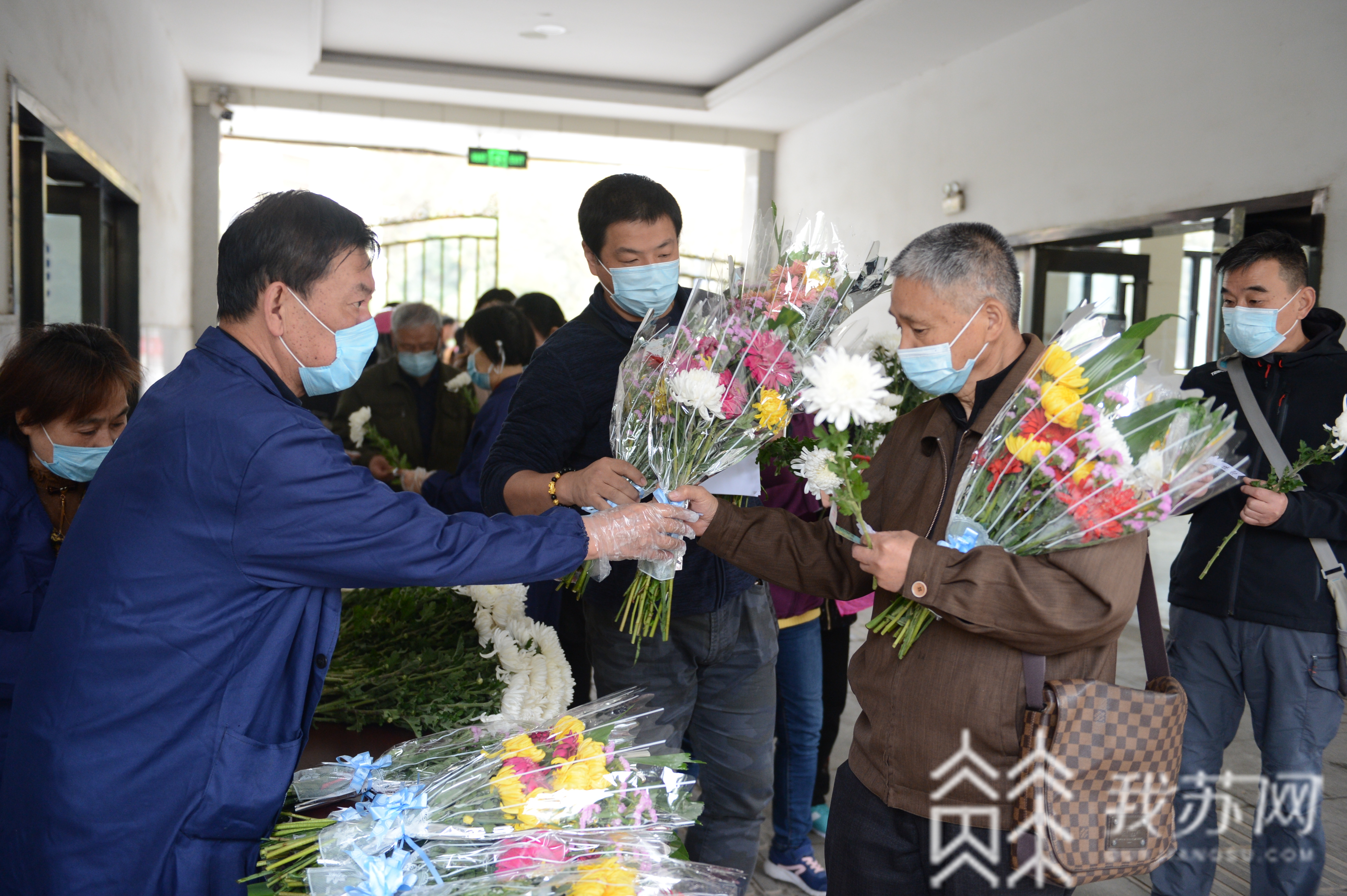 [南京市]现场总人数减少三分之一 2020年南京市集体江葬活动在中山码头举行 骨灰量与去年持平