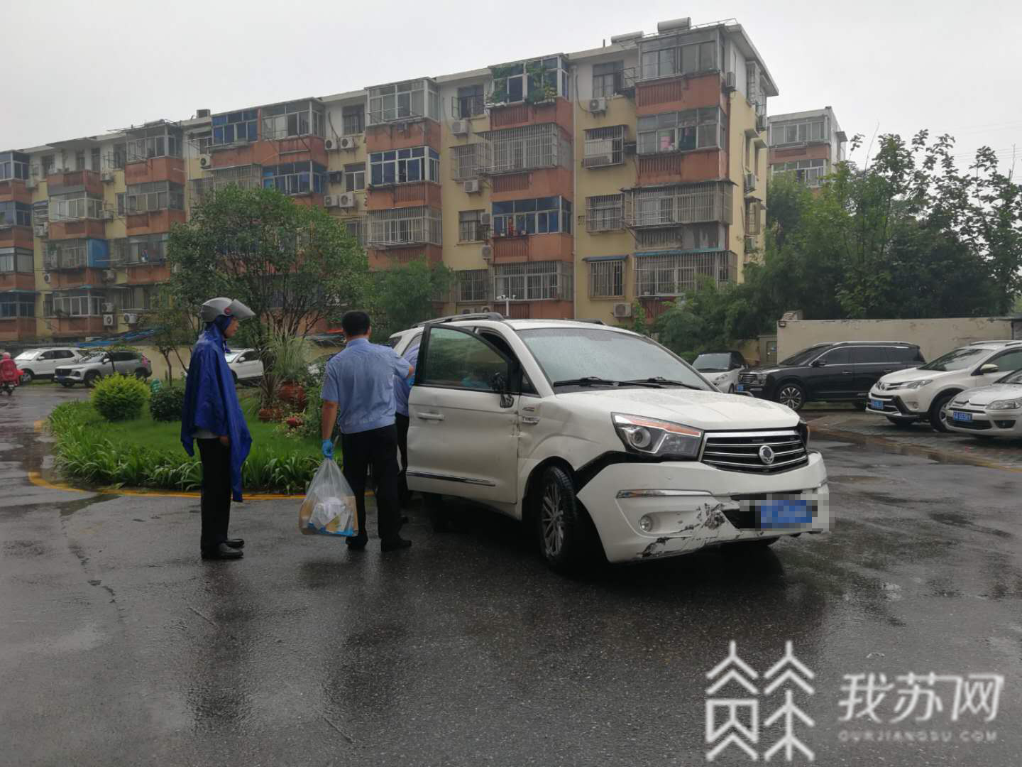 「小区」业主冲动开车撞人装运家电车辆进小区被拒