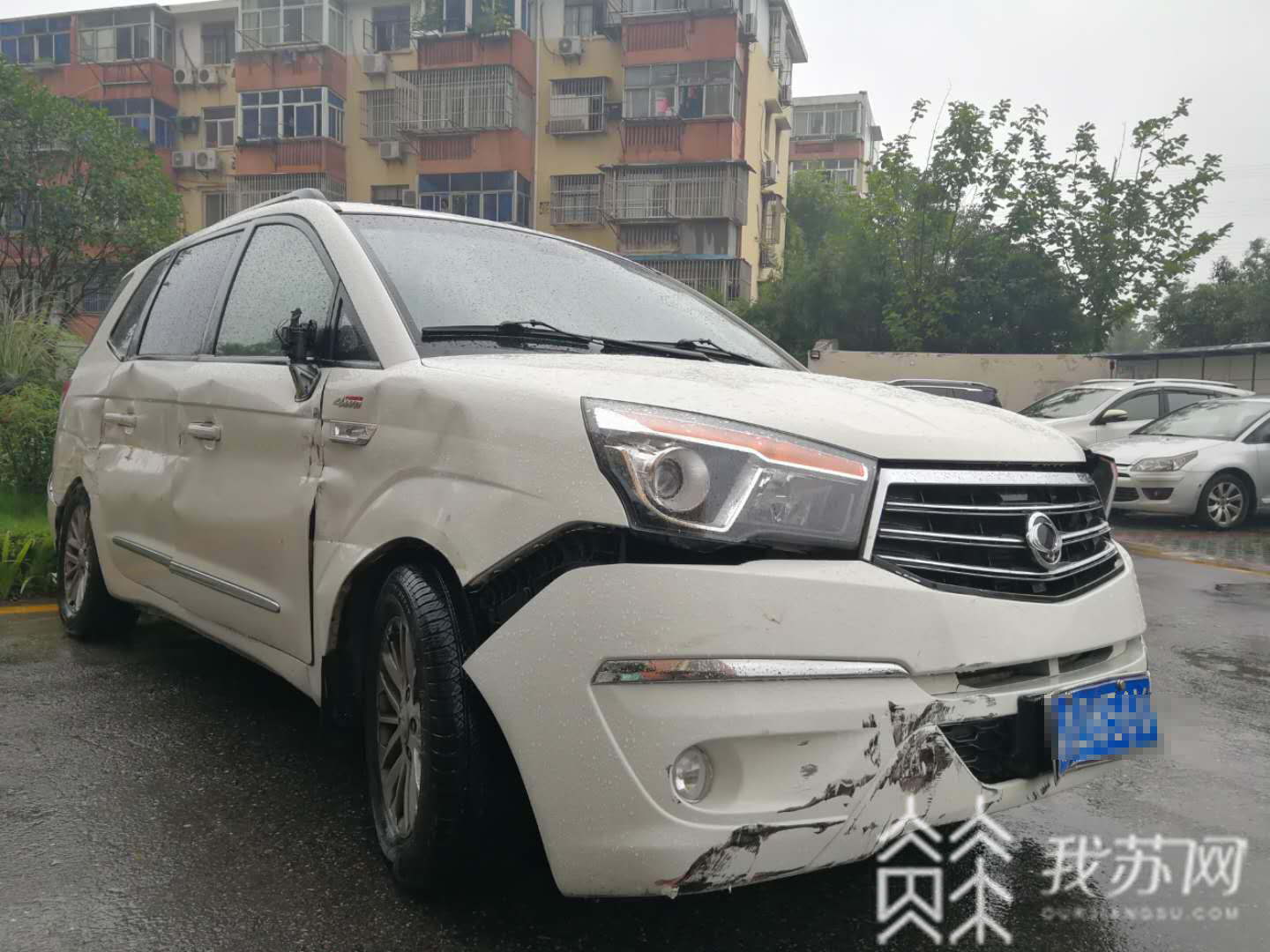 「小区」业主冲动开车撞人装运家电车辆进小区被拒