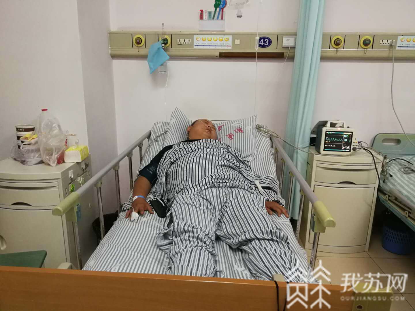 「小区」业主冲动开车撞人装运家电车辆进小区被拒