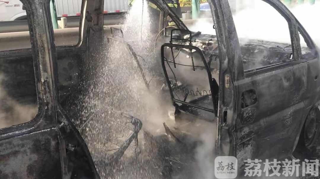 追尾■急刹车又惹祸!沿江高速4车连环追尾起火