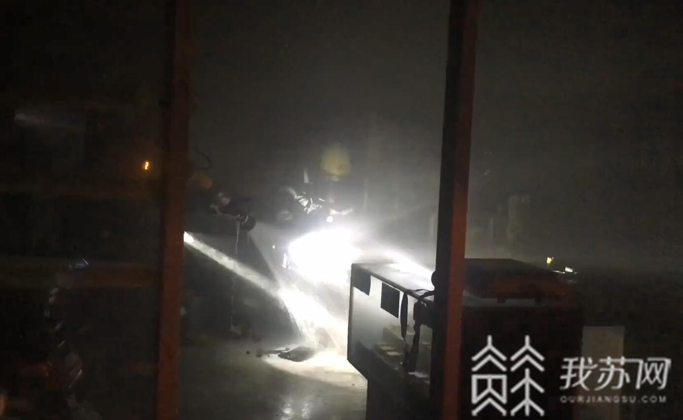 【消防】常州消防火海中救出老人 点蚊香烧着桌子引大火