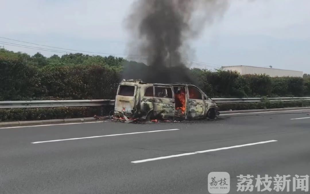 车祸@面包车追尾烧成废铁 雨天高速惊魂！行驶中车轮突然掉落